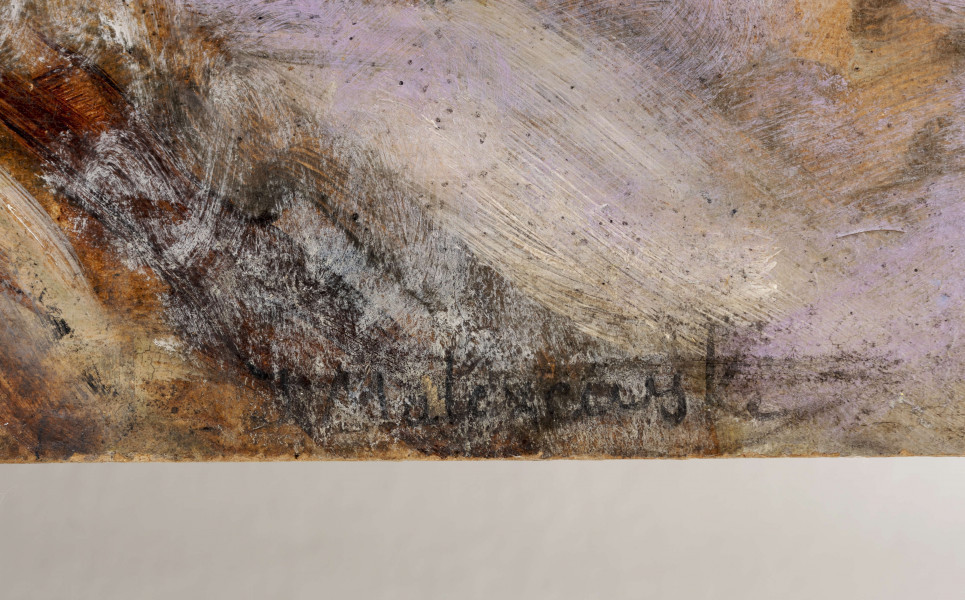 Na podwórku wiejskim stadko indyków. Na pierwszym planie dwa białe z wyciągniętymi szyjami skierowane w lewą stronę. Pozostałe, ciemne, znajdują się z prawej strony obrazu oraz w jego głębi. W lewej strony widoczna postać odwrócona tyłem, ze skrzydłami. Postać ta depcze inną, szkicową potraktowaną postać, u ktorej widoczne są różki. Z prawej strony bezlistne drzewa. W głębi ciemna bryła zabudowania z otwartymi drzwiami. 