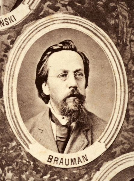 Fotografie w odcieniu sepii umieszczone na tle drzew i roślin, w centralnym miejscu postać kobiety ze sztandarem i aniołkami, wkomponowane widoki budowanej stacji, mostu kolejowego i lokomotywy. Największe zdjęcie w górnej, środkowej części bez podpisu, prawdopodobnie inż. głównej kolei nadwiślańskiej Tadeusz Chrzanowski lub jego następca Walery Titkow. Wśród podobizn pracownicy Biura Głównego Inżyniera: inż. Włodzimierz Stanisławski - pomocnik głównego inżyniera; inż. Feliks Kucharzewski -  pomocnik naczelnika biura; Feliks Kamocki - naczelnik kancelarii; Witold Lanci - naczelnik Wydz. Architektury; dr Wacław Lasocki- służba zdrowia; Władysław Radwan - sprawy zakupu gruntów; inż. Stanisław hr Scipio - projektant mostów kolejowych i jego współpracownicy: inż. Stefan Zieliński, inż. Maurycy Machalski, inż. Feliks Kucharzewski. Fotografia w passe - partout, za szkłem, oprawiona w drewnianą, profilowaną ramę.