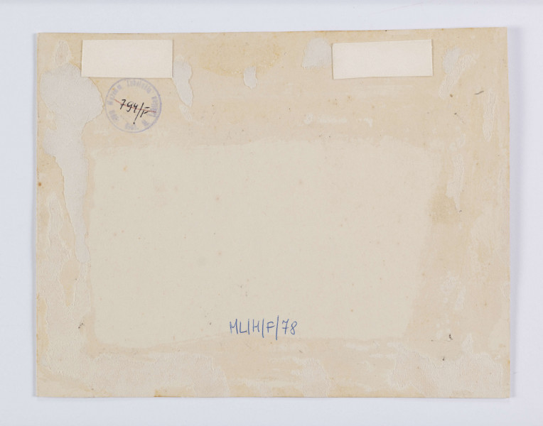 ML/H/F/78 - Na brzegu rzeki po lewej stronie pojedynczy zaprzęg konny, po prawej drewniany budynek w formie wieży, przy którym zgromadzeni są ludzie, zaprzęgi i łodzie. Po drugiej stronie rzeki ciąg dalszy przeprawy: taki sam budynek oraz łodzie. W oddali na wzniesieniu zabudowania miasteczka oraz drzewa. W prawym dolnym rogu sygnatura autora akwareli. Fotografia naklejona na passepartout, powyżej napis: 