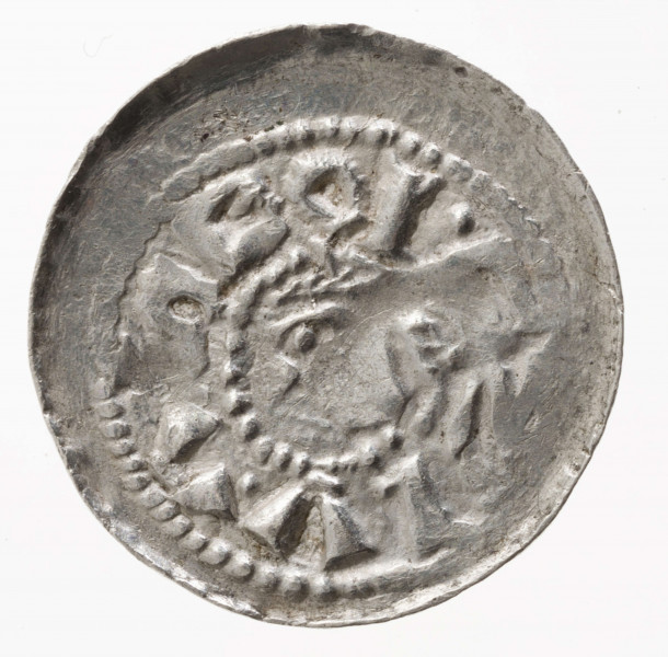 Aw. Głowa w lewo, w obwódce. Legenda dookolna: BOLEZLAVS

Rw. Książę na koniu w lewo, z tarczą i włócznią. Z prawej za głową władcy litera S w pozycji poziomej.
