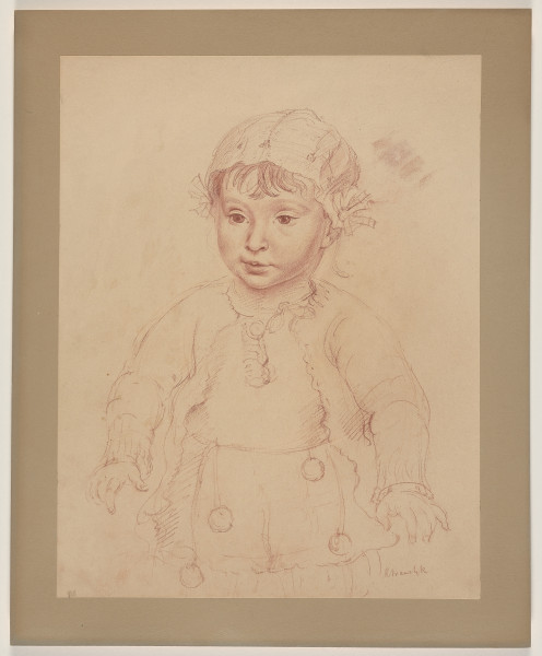 lico, Portret dziewczynki naklejony na karton wykonany w formie rysunku. Przedstawia górną połowę jej ciała. Dziecko jest lekko zwrócone w swoją prawą stronę. Ma na sobie sukienkę, fartuszek z pomponami i sweterek. Na głowie nosi czapeczkę, spod której wystaje grzywka. Dziewczynka ma okrągłą twarz o pulchnych policzkach. Oczy są duże i wyraziste. Twarz została narysowana z dużą dbałością o szczegóły. Ubiór – ukazany w sposób schematyczny.