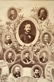 Fotografie w odcieniu sepii umieszczone na tle drzew i roślin, w centralnym miejscu postać kobiety ze sztandarem i aniołkami, wkomponowane widoki budowanej stacji, mostu kolejowego i lokomotywy. Największe zdjęcie w górnej, środkowej części bez podpisu, prawdopodobnie inż. głównej kolei nadwiślańskiej Tadeusz Chrzanowski lub jego następca Walery Titkow. Wśród podobizn pracownicy Biura Głównego Inżyniera: inż. Włodzimierz Stanisławski - pomocnik głównego inżyniera; inż. Feliks Kucharzewski -  pomocnik naczelnika biura; Feliks Kamocki - naczelnik kancelarii; Witold Lanci - naczelnik Wydz. Architektury; dr Wacław Lasocki- służba zdrowia; Władysław Radwan - sprawy zakupu gruntów; inż. Stanisław hr Scipio - projektant mostów kolejowych i jego współpracownicy: inż. Stefan Zieliński, inż. Maurycy Machalski, inż. Feliks Kucharzewski. Fotografia w passe - partout, za szkłem, oprawiona w drewnianą, profilowaną ramę.
