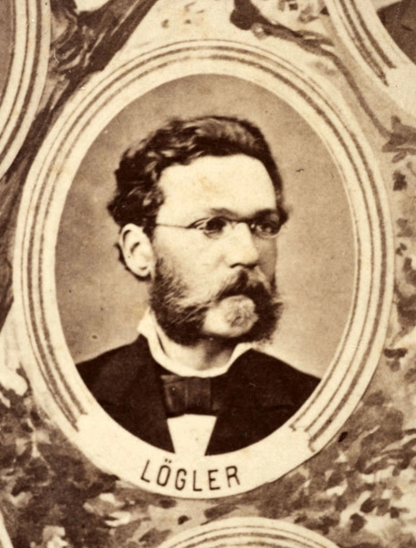 Fotografie w odcieniu sepii umieszczone na tle drzew i roślin, w centralnym miejscu postać kobiety ze sztandarem i aniołkami, wkomponowane widoki budowanej stacji, mostu kolejowego i lokomotywy. Największe zdjęcie w górnej, środkowej części bez podpisu, prawdopodobnie inż. głównej kolei nadwiślańskiej Tadeusz Chrzanowski lub jego następca Walery Titkow. Wśród podobizn pracownicy Biura Głównego Inżyniera: inż. Włodzimierz Stanisławski - pomocnik głównego inżyniera; inż. Feliks Kucharzewski -  pomocnik naczelnika biura; Feliks Kamocki - naczelnik kancelarii; Witold Lanci - naczelnik Wydz. Architektury; dr Wacław Lasocki- służba zdrowia; Władysław Radwan - sprawy zakupu gruntów; inż. Stanisław hr Scipio - projektant mostów kolejowych i jego współpracownicy: inż. Stefan Zieliński, inż. Maurycy Machalski, inż. Feliks Kucharzewski. Fotografia w passe - partout, za szkłem, oprawiona w drewnianą, profilowaną ramę.