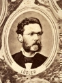 Fotografie w odcieniu sepii umieszczone na tle drzew i roślin, w centralnym miejscu postać kobiety ze sztandarem i aniołkami, wkomponowane widoki budowanej stacji, mostu kolejowego i lokomotywy. Największe zdjęcie w górnej, środkowej części bez podpisu, prawdopodobnie inż. głównej kolei nadwiślańskiej Tadeusz Chrzanowski lub jego następca Walery Titkow. Wśród podobizn pracownicy Biura Głównego Inżyniera: inż. Włodzimierz Stanisławski - pomocnik głównego inżyniera; inż. Feliks Kucharzewski -  pomocnik naczelnika biura; Feliks Kamocki - naczelnik kancelarii; Witold Lanci - naczelnik Wydz. Architektury; dr Wacław Lasocki- służba zdrowia; Władysław Radwan - sprawy zakupu gruntów; inż. Stanisław hr Scipio - projektant mostów kolejowych i jego współpracownicy: inż. Stefan Zieliński, inż. Maurycy Machalski, inż. Feliks Kucharzewski. Fotografia w passe - partout, za szkłem, oprawiona w drewnianą, profilowaną ramę.