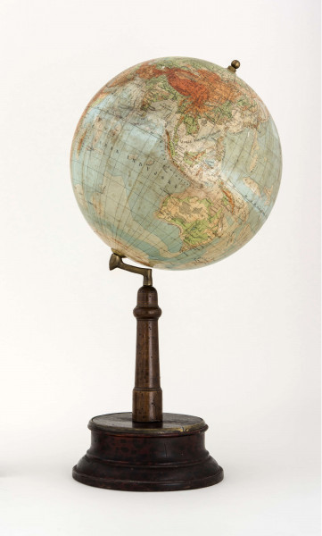 Kula tekturowa oklejona mapą: litografia kolorowa; 18 segmentów i 2 koła, południk skalowany, mosiężny, noga toczona, drewniana, podstawa z drewna piętrowa. Globus sygnowany nazwiskiem Eugeniusza Romera (nie tak doskonały jak późniejsze). Skala barw nie jest jeszcze dobrze dobrana i bogata, a czcionki nie są tak nowoczesne i delikatne. Widnieje nazwa 
