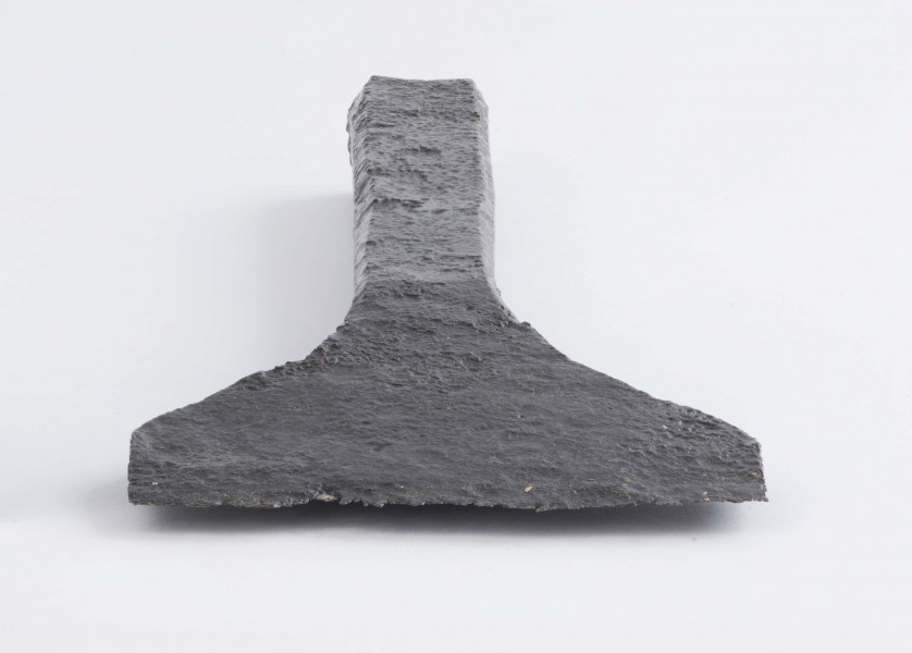 Ciosło wykonane z żelaznej sztaby, w przekroju prostokątnej; krawędzie rękojeści lekko ścięte; ostrze rozklepane na płasko, szerokie o łopatkowatym kształcie, zakończone ostro
wymiary dodatkowe: 1,8 x 2,0 cm (maks. wymiary przekroju)