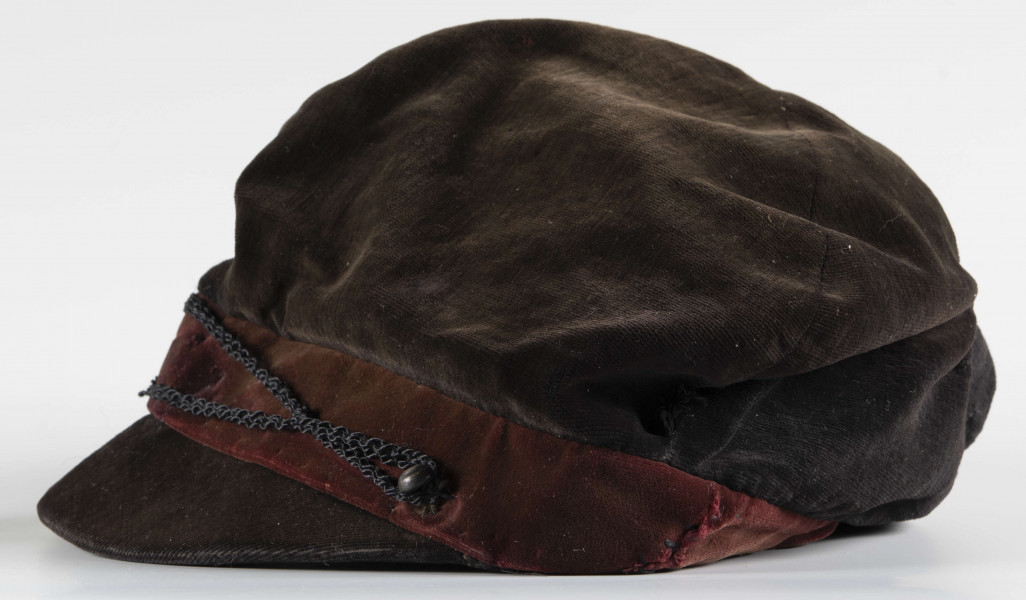 ML/MART/192 - Czapka szkolna Państwowego Gimnazjum Żeńskiego Heleny Czarnieckiej (rogatywka z daszkiem) w kolorze ciemnego brązu. Nad daszkiem ciemnobeżowy 