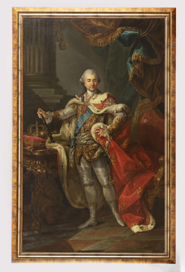 Portret reprezentacyjny stanowi replikę autorską wykonaną przez Bacciarellego. Obraz przedstawia króla w całej postaci, z górną połowa ciała zwróconą nieco w prawo, z głową ukazaną en face. Portretowany stoi w lekkim kontrapoście. Postać jest idealizowana. Obok króla na złoconym rokokowym stole przedstawione są insygnia władzy królewskiej: korona, berło i jabłko królewskie. Władca opiera ręką na regimencie (symbolu władzy wojskowej) lewą zaś na biodrze przytrzymując fałdę płaszcza. Ubrany jest w srebrzysty  habit bogato zdobiony złotą koronką, przewiązany srebrnolitym pasem, przy szyi halsztuk (halsband) a przy rękawach koronkowe mankiety. Spodnie i buty wykonane z tej samej tkaniny - srebrne, podobnie jak pończochy króla. Na ramiona narzucony płaszcz koronacyjny w intensywnej czerwieni, podbity futrem gronostajów, haftowany w złote orły, dynamicznie układający się w obfite fałdy. Na płaszczu, spiętym diamentową zaponą, z lewej strony gwiazda orderu Orła Białego. Na piersi krzyż orderu pruskiego Czarnego Orła oraz przewieszona ukośnie błękitna wstęga orderu Orła Białego, z krzyżem orderowym na prawym biodrze. Przy lewym boku monarchy widoczna rękojeść miecza koronacyjnego w kształcie głowy orła. Obok władcy, z prawej strony obity czerwoną materią tron. W tle kanelowana kolumna na wysokim cokole i bogato udrapowana kotara złocista z jednej, a niebieska z drugiej strony.
Przedstawienie powtarza tradycyjny typ portretu en gala, w rokokowej stylizacji o ciepłym, bogatym i nasyconym kolorze charakterystycznym dla malarstwa baroku.  