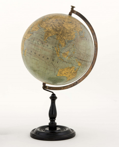 Globus bez tytułu, roku wydania i granic politycznych. Mapa litografia kolorowa; 12 segmentów i 2 koła. Treść kartograficzna nie jest bogata. Podstawowa sieć wodna i linia brzegowa kontynetów zaznaczone kolorem niebieskim. Największe góry przedstawiono za pomocą metody kreskowej (w postaci 