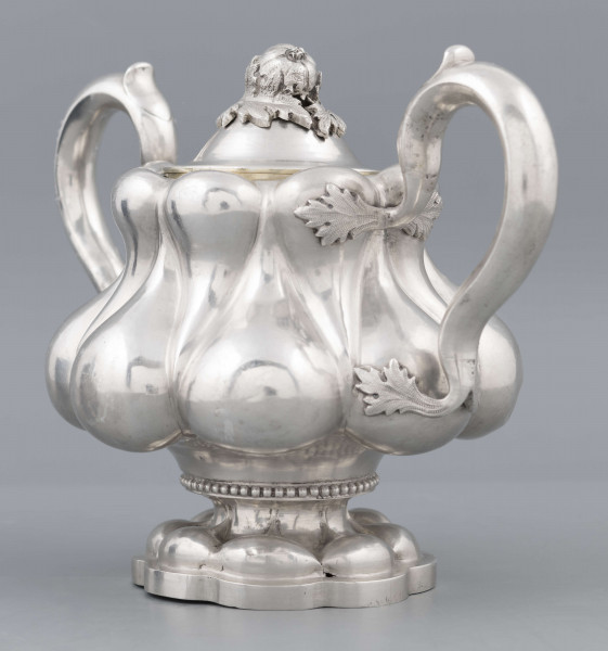 S/Mt/392/ML - Stopa ośmiolistna z ośmioma wydatnymi puklami; trzon krótki zdobiony rzedem perełek; korpus gruszkowaty pokryty dwoma rzędami pukli w formie kropel - większe na dole, mniejsze u góry; po bokach dwa ucha w formie litery 