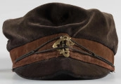 ML/MART/193 - Czapka szkolna Państwowego Gimnazjum Żeńskiego Heleny Czarnieckiej w Lublinie (rogatywka z daszkiem) z monogramem metalowym 