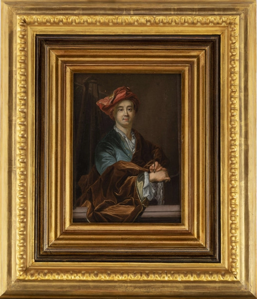 Portret młodego mężczyzny, w półpostaci, zwróconego 3/4 w prawo. Twarz owalna, oczy ciemne, spojrzenie wprost na widza, na głowie fantazyjny zawój z czerwonej materii. Ubrany w białą koszulę z falbanami przy rekawach i jasnobłękitny kaftan, brązowa peleryna (płaszcz ?) z lewego ramienia spływa przez prawą ręke na iluzyjnie malowaną ramę. W lewej dłoni trzyma pędzel, którym dotyka prawej. Tło brunatne, neutralne, po lewej widoczna sztaluga.