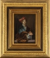 Portret młodego mężczyzny, w półpostaci, zwróconego 3/4 w prawo. Twarz owalna, oczy ciemne, spojrzenie wprost na widza, na głowie fantazyjny zawój z czerwonej materii. Ubrany w białą koszulę z falbanami przy rekawach i jasnobłękitny kaftan, brązowa peleryna (płaszcz ?) z lewego ramienia spływa przez prawą ręke na iluzyjnie malowaną ramę. W lewej dłoni trzyma pędzel, którym dotyka prawej. Tło brunatne, neutralne, po lewej widoczna sztaluga.