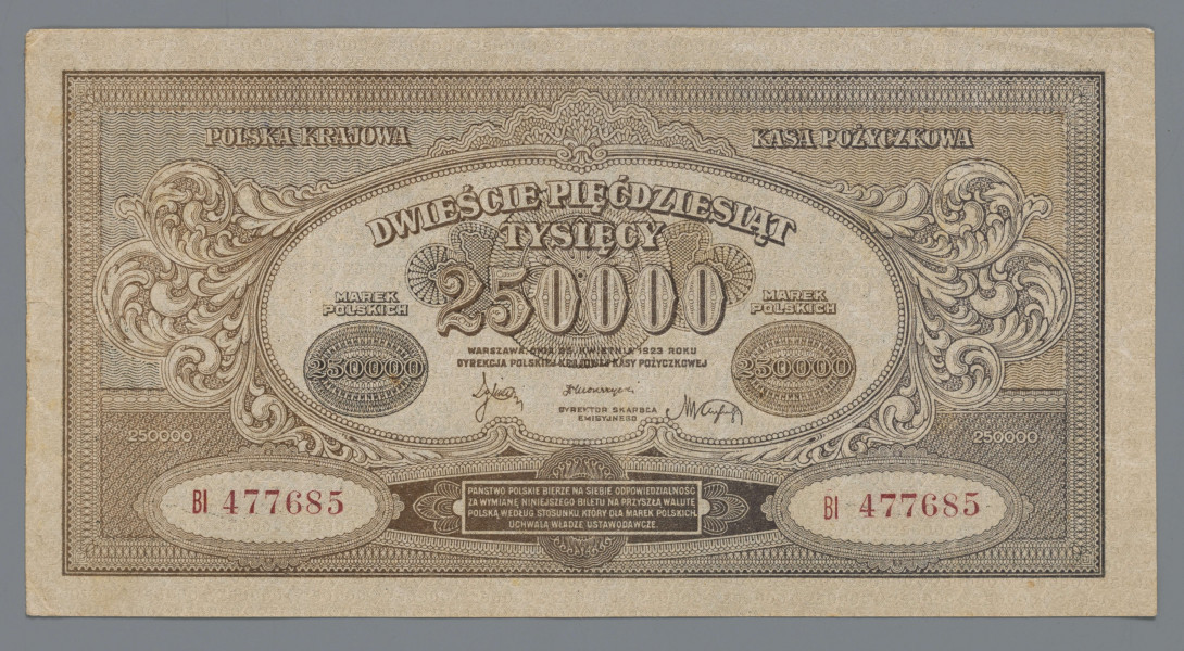 N/Bn/1410/ML - Aw. W siatkowej ramce od góry: POLSKA KRAJOWA – KASA POŻYCZKOWA
W ozdobnym medalionie z motywami akantu od góry: DWIEŚCIE PIĘĆDZIESIĄT / TYSIĘCY / 250000 / WARSZAWA, DNIA 25 KWIETNIA 1923 ROKU / DYREKCJA POLSKIEJ KRAJOWEJ KASY POŻYCZKOWEJ
Podpisy: Karol Rybiński, Witold Mokrzycki 	
Nieco niżej: DYREKTOR SKARBCA / EMISYJNEGO: Marian Karpus
Z lewej i prawej: MAREK / POLSKICH / 250000
U dołu, w ramce czterowierszowa klauzula informująca o odpowiedzialności państwa za wymianę niniejszego biletu na przyszłą walutę polską.
Po bokach w elipsach czerwoną farbą seria i numer: BI 477685

Rw. W falistej ramce od góry: POLSKA KRAJOWA – KASA POŻYCZKOWA. W medalionie, zdobionym liściem akantu i wieńcem laurowym,. godło państwowe. Nad nim na wstędze: 250000 – DWIEŚCIE PIĘĆDZIESIĄT TYSIĘCY –250000
Niżej i po bokach banderole z oznaczeniem nominału: 250000
Trzywierszowa sankcja karna za podrabianie, fałszowanie i puszczanie w obieg podrobionych lub fałszowanych biletów PKKP.