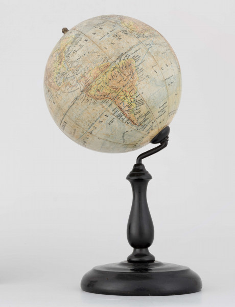 Globus fizyczno-polityczny Ziemi w skali 1:80 mln, litografia kolorowa; 12 segmentów, z polską nomenklaturą; południk zerowy biegnie przez Greenwich. Kula tekturowa, postument drewniany toczony, ramię metalowe, bez południka. Na globusie obie Ameryki, Azję i Australię otoczono czerwoną wstęgą, Afrykę - niebieską, Europa - zielono-żółtą. 