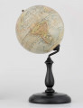 Globus fizyczno-polityczny Ziemi w skali 1:80 mln, litografia kolorowa; 12 segmentów, z polską nomenklaturą; południk zerowy biegnie przez Greenwich. Kula tekturowa, postument drewniany toczony, ramię metalowe, bez południka. Na globusie obie Ameryki, Azję i Australię otoczono czerwoną wstęgą, Afrykę - niebieską, Europa - zielono-żółtą. 