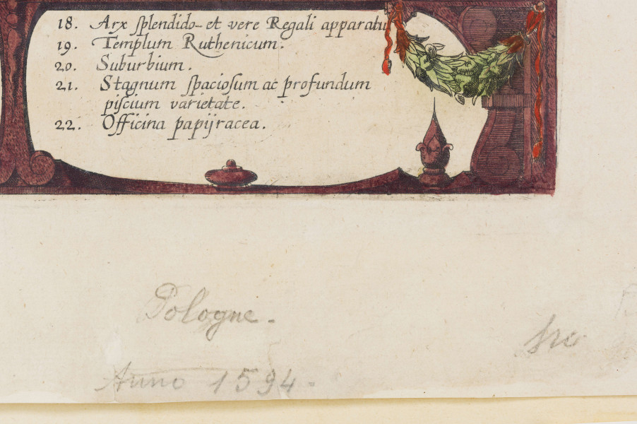 Widok Lublina opatrzony kartuszem herbowym i legendą. Miasto w szerokim, panoramicznym ujęciu obejmującym przedmieścia: Wieniawę i Tatary. Widok ukazuje charakterystyczne dla Lublina budowle min.- w centrum Kościół jezuitów, za nim wzgórze staromiejskie z Bramami Krakowską i Grodzką, kościoły św. Michała i Dominikanów, zespół zabudowań zamkowych z basztą i kaplicą św. Trójcy. Po lewej widoczne sylwetki kościołów Panny  Marii, Nawrócenia, św. Pawła i św. Ducha. Budowle opatrzone łacińskimi podpisami lub cyframi mającymi odnośniki w legendzie. U góry, na osi kartusz tytułowy z napisem: TIPUS CIVITATIS LUBLINE[N]SIS. / IN REGNO POLONIAE EX OMNIBUS / PARTIBUS MU[N]DI EMPORIO. TER. IN. /ANNO CELEBRARI COSUETOCLARAE. (Widok miasta Lublina w Królestwie Polskim, sławnego w całym swiecie trzy razy na rok odbywającemi się jarmarkami) Po lewej godło Polski, po prawej herb Lublina. Nad dolną krawędzią pas zawierający legendę rozbitą na 4 pola w ozdobnych obramieniach. Przedstawienie prowadzone precyzyjną, cienką kreską, podkolorowane.