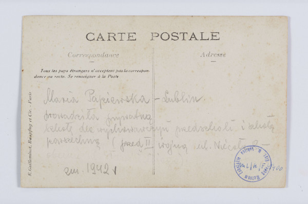 ML/H/F/1400 - Kobieta zwrócona w lewą stronę. Ubrana w bluzkę z długim rękawem w paski. Włosy zaczesane do góry, upięte w kok. Tło gładkie, ciemnoszare. Na rewersie odręczna notatka ołówkiem: 