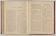 ML/H/650 - Okładka twarda, obklejona czerwonym płótnem, z wytłoczonym na złoto tytułem i ozdobami. Po lewej stronie popiersie kobiety bokiem, z wyciągniętą ręką trzymającą pędzel, poniżej kwiaty. W lewej części autor i tytuł, poniżej ozdobnik roślinny. Strona tytułowa przedstawia dwóch mężczyzn pochylonych nad mapą, w tle pejzaż wiejski z zamkiem na wzgórzu. Tytuł atlasu w wydzielonym, prostokątnym polu. Następna strona zawiera skorowidz i obiaśnienie znaków. Pierwsza z map to Mapa Ogólna Królestwa Polskiego z podziałem na gubernie i powiaty, następne to mapy powiatów. Na każdej stronie z mapą znajduja sie barwne grafiki z przedstawieniem zabytkowych budowli, typów ludowych, ruin, pejzaży. Do Atlasu dołączona luzem Mapa Guberni Lubelskiej, granice powiatu i wypełnienie błekitne.