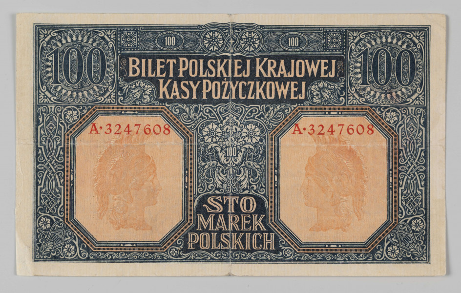 N/Bn/130/ML - Aw. Z lewej, w czerwonym bogato zdobionym kartuszu Orzeł polski; pod kartuszem w ramce napis: Zarząd Generał - / Gubernatorstwa / Warszawskiego.
Z prawej, w czerwonym, bogato zdobionym kartuszu oznaczenie nominału: 100; pod kartuszem w ramce napis: Kto podrabia lub fałszuje bilety Polskiej Krajo- / wej Kasy Pożyczkowej, albo puszcza w obieg lub / usiłuje puścić w obieg podrobione lub fałszo- / wane bilety, podlega karze ciężkiego więzienia.
Pomiędzy kartuszami, w polu centralnym napis: Rzesza Niemiecka przyjmuje odpowie- / dzialność za spłatę biletów Polskiej / Krajowej Kasy Pożyczkowej w Markach / Niemieckich po cenie nominalnej. / Zarząd Generał-Gubernatorstwa / Warszawskiego  / Warszawa, dn. 9-go grudnia 1916 roku.
Faksymilowane podpisy: von Kries, Überschaer, von Conrad 
Niżej, w kolorze czerwonym na wstędze z oznaczeniem nominału przedstawienie pieczęci Zarządu Generał-Gubernatorstwa Warszawskiego. 

Rw. Z lewej i prawej w ośmiokątnych ramkach głowa Minerwy. Napis u góry w dwóch wierszach:  BILET POLSKIEJ KRAJOWEJ / KASY POŻYCZKOWEJ 
Nad i pod napisem oraz po bokach w  ozdobnej ornamentyce oznaczenia nominału: 100, powtórzone u dołu słownie STO / MAREK / POSLKICH
Seria i numer z prawej i lewej strony nad głową Minerwy: A.3247608