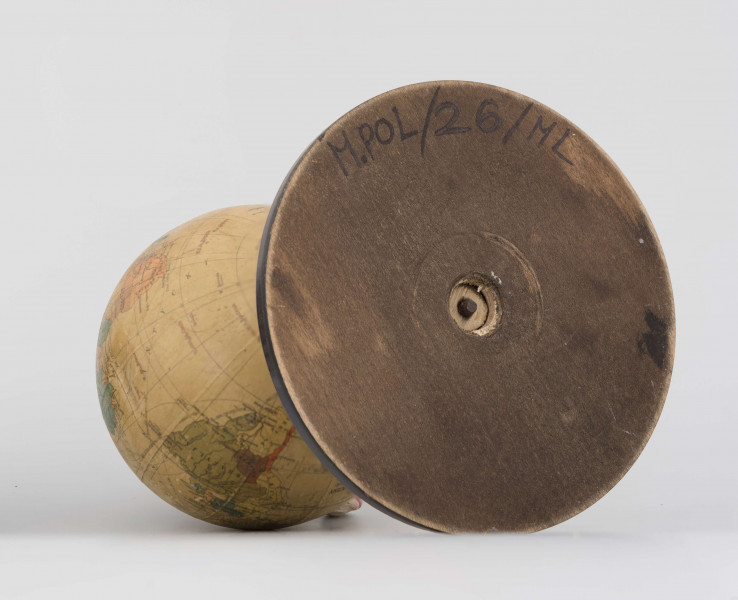 Mały polityczny globus Ziemi z polską nomenklaturą w skali 1:100 mln. Litografia kolorowa; 12 segmentów i 2 koła. Globus zamontowany na ramieniu drucianym, model 