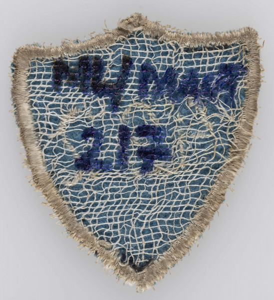 ML/MART/217 - Tarcza szkolna z nr 492, wyszytym białymi nićmi na niebieskim tle