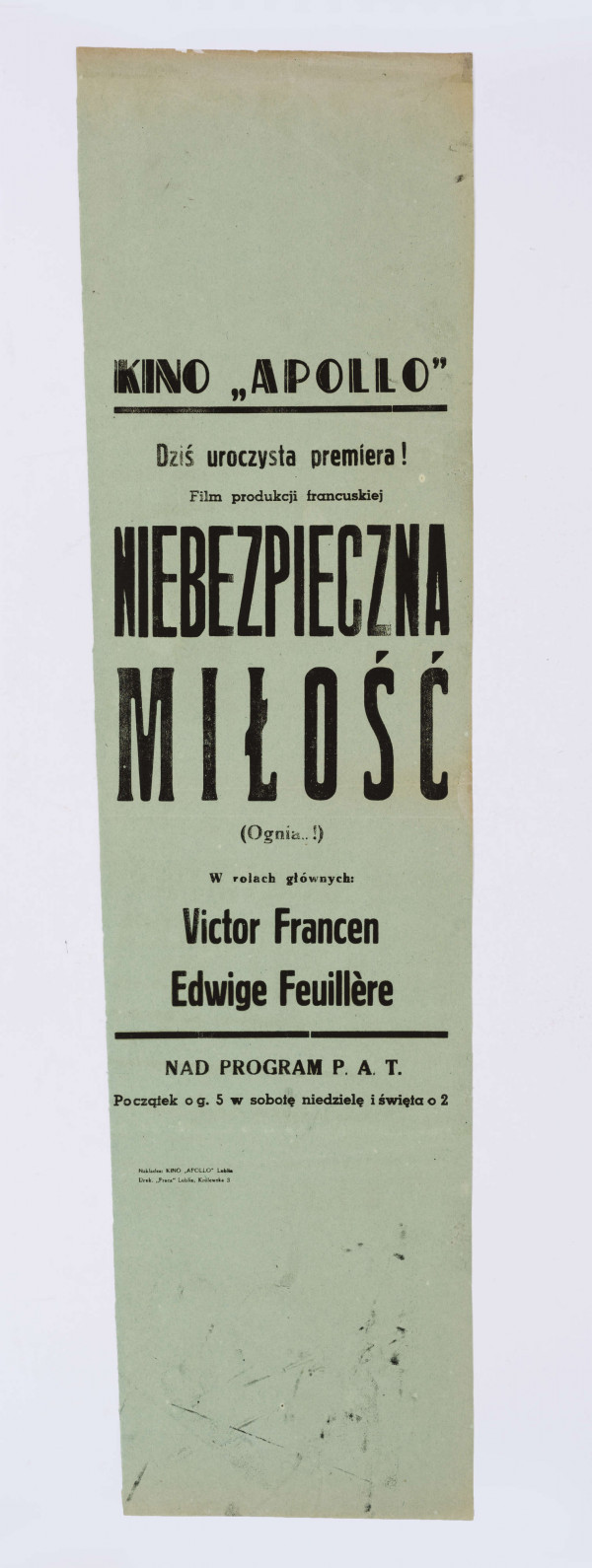 Na niebieskim papierze w wydłużonym, pionowym formacie druk zróżnicowanej wielkości czcionką. Afisz premiery filmu 