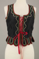 E/16876/ML - Gorset zszyty z 6 kawałków czarnej satyny, podszyty lnianą podszewką. Z przodu rozcięcie usztywnione fiszbinami oraz haftkami do przewlekania wstążeczki. Od pasa dookoła opadają klapki „taszki”. Przód wzdłuż rozcięcie wycięcie wokół szyi, brzegi pach i taszki ozdobione czerwoną, zieloną i białą wełnianą krepinką. Plecy zdobione ornamentem wykonanym ściegiem krzyżykowym. Szyty ręcznie.