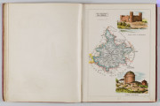 ML/H/650 - Okładka twarda, obklejona czerwonym płótnem, z wytłoczonym na złoto tytułem i ozdobami. Po lewej stronie popiersie kobiety bokiem, z wyciągniętą ręką trzymającą pędzel, poniżej kwiaty. W lewej części autor i tytuł, poniżej ozdobnik roślinny. Strona tytułowa przedstawia dwóch mężczyzn pochylonych nad mapą, w tle pejzaż wiejski z zamkiem na wzgórzu. Tytuł atlasu w wydzielonym, prostokątnym polu. Następna strona zawiera skorowidz i obiaśnienie znaków. Pierwsza z map to Mapa Ogólna Królestwa Polskiego z podziałem na gubernie i powiaty, następne to mapy powiatów. Na każdej stronie z mapą znajduja sie barwne grafiki z przedstawieniem zabytkowych budowli, typów ludowych, ruin, pejzaży. Do Atlasu dołączona luzem Mapa Guberni Lubelskiej, granice powiatu i wypełnienie błekitne.