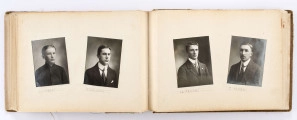 Album pamiątkowy maturzystów Gimnazjum im. Stanisława Staszica w Lublinie z 1915 r. Oprawiony w twardą płócienną oprawę. Na okładce ułożony ukośnie pas brązowo-zielonej tkaniny. W l. g. rogu wytłoczona data „1915”. Wewnątrz 12 usztywnionych kart. Dwustronnie zamieszczone w wyciętych passepartout fotografie. Na pierwszych 5 stronach w okienkach (9,5 x 13,5 cm) wsunięte czarnobiałe fotografie: widok ogólny Lublina, panorama Starego Miasta, Brama Krakowska, pomnik Unii Lubelskiej oraz portret dyrektora Gracjana Chmielewskiego. Na kolejnych kartach rozmieszczone po dwa lekko przechylone okienka (8,2 x 6,1 cm). W nie wsunięte portrety nauczycieli oraz maturzystów. Niektóre wizerunki podpisane ołówkiem. Na końcu podkolorowana pocztówka z gmachem Szkoły Staszica przy ul. Bernardyńskiej 12. 
Wśród rozpoznanych osób: 
a) z grona pedagogicznego: Badyoczek Ignacy; Borkowski Julian, Franczowski (imię nieznane), Gawryłowski (imię nieznane), Grafczyński Tadeusz, ks. Gostyński Kazimierz, Le Brun René Le Brun, Mordeljew (imię nieznane), Remiszewski Antoni, Rumel Cezary, Skawiński (imię nieznane), Wejss Aleksander (?), Wiercieński Krystyn
b) z absolwentów: Biczyński Jan, Boski Jerzy, Brzozowski (imię nieznane), Danowski (imię nieznane), Gajewski Włodzimierz, Grabowski vel Szczerba Aleksander, Knolko (imię nieznane), Kobiałko (imię nieznane), Lewiński (imię nieznane), Olszewski (imię nieznane), Phunhausco (imię nieznane), Pruski T., Pruski Włodzimierz, Waśniewski (imię nieznane), Wąsowski (imię nieznane), Wójtowicz Stanisław, Zaręba (imię nieznane) oraz dwie osoby niezidentyfikowane.
