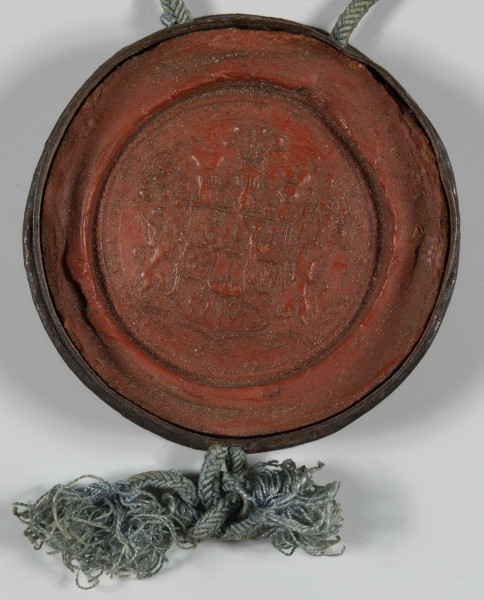 ML/H/589 - Statut cechu sitarskiego nadany mieszkańcom Biłgoraja przez Konstancję Marię z Potoka Szczuczynę, podkanclerzynę wielką litewską, dziedziczkę Biłgoraja w 1720 r. Dokument ustalający porządek rzemiosła sitarskiego na wzór spalonego przywileju. Rękopis w języku polskim z wyciśniętą pieczęcią lakową oraz przytwierdzoną do dokumentu niebieskim sznurkiem pieczęcią herbową w metalowej puszce. Podpisy: wystawcy z 20 czerwca 1720 r. (Kurów); Eustachego Potockiego z 13 marca 1747 r. (Zamek Biłgorajski); Marii z Kątskich Potockiej; Marcina Leopolda Szczuki, starosty wawelnickiego; Jana Szczuki, starosty wiekszniawskiego;  Jana Potockiego z 28 września 1779 r. (Warszawa), Stanisława Potockiego z 5 października 1786 r. (Warszawa), Serwera Setnickiego z 12 października 1803 r., Stanisława Nowakowskiego z 7 grudnia 1809 r. (Zamek Biłgorajski).