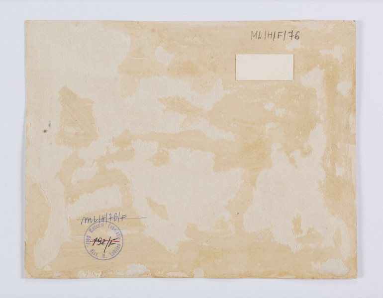 ML/H/F/76 - Na pierwszym planie rzeka z fragmentem brzegu. Na wodzie łódka oraz ptaki. Po prawej stronie na wzniesieniu fragment warzelni soli, budynku wykonanego z bali. Na drugim brzegu szpital, składający się z kilku jednokondygnacyjnych budynków. Po lewej stronie częściowo widoczne budynki mieszkalne. Fotografia naklejona na passepartout, w górnej części napis: 