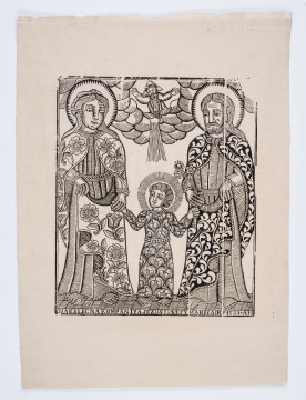 Matka Boska i św. Józef prowadzą Dzieciątko. Jezus ukazany pośrodku jest odziany w długą sukienkę w stylizowane motywy roślinne. Głowę w aureoli z krótkich promieni zwraca w lewo ku Maryi. Matka Boska trzyma go za prawą dłoń. Lewą ręką przytrzymuje róg płaszcza w pojedyncze duże kwiaty narzuconego na ramiona i okrywającego długą pofałdowaną suknię. Matka Boska spogląda w dół na Dzieciątko. Jej długie włosy przedzielone nad czołem i okryte rąbkiem otacza biała aureola z drobnymi ząbkami promieni na czarnym tle. Po prawej stronie święty Józef trzyma w prawej dłoni gałązkę rozkwitłą trzema drobnymi kwiatami. Jej łodyżkę trzyma także Jezus. Św. Józef jest odziany w fałdzistą szatę i czarny płaszcz w stylizowane białe liście. Płaszcz okrywa plecy i ramiona świętego, który przytrzymuje jego róg lewą dłonią na wysokości pasa. Św. Józef ma włosy opadające na lewe ramię i krótką brodę o zakręconych krótkich kędziorach. Jego głowę otacza aureola o kształcie i formie identycznej z aureolą Matki Boskiej. Wszystkie postacie są bose, a ich stopy spoczywają na rombach posadzki. Pośrodku, między głowami Maryi i świętego Józefa widnieje półkole obłoków, z których wychyla się półpostać Boga Ojca z rozłożonymi ramionami i głową otoczoną trójkątną aureola.Poniżej wzlatuje gołębica symbolizująca Ducha Świętego, a snop promieni pada z obłoków w stronę głowy Jezusa. W górnych rogach kompozycji przedstawiono półkoliste obłoki. U dołu widnieje inskrypcja. Całość jest obramowana podwójną linią.

NAPIS:
OJAKSLICNAKOMPANIYAJEZUSJUZEFYMARIYA:RP1823,AH (wzdłuż dolnej krawędzi) 