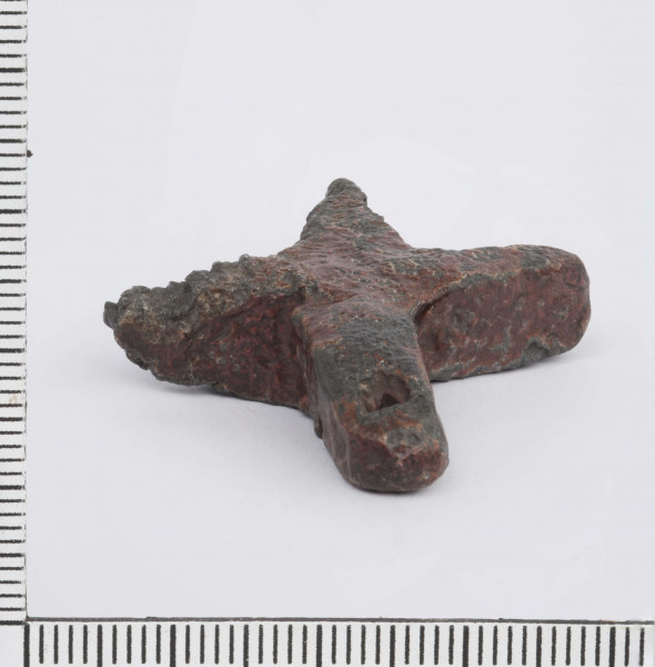 Jedno z ramion krzyża posiada okrągły otworek