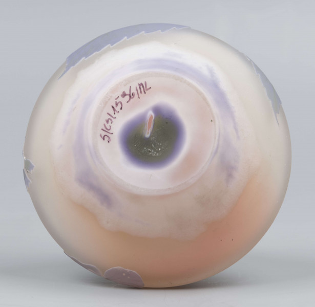 S/CS/1596/ML - Wazonik w formie tralki z brzuścem silnie rozszerzonym, dwustożkowym, z wąska szyją podwójnie przewężoną; ze szkła bezbarwnego, matowionego, barwionego nierównomiernie  na kolor pomarańczoworóżowy. Na powierzchni plastyczny wzór swobodnie rzuconej szarozielonej gałązki petunii z kwiatami w kolorze szrofioletowym.
 