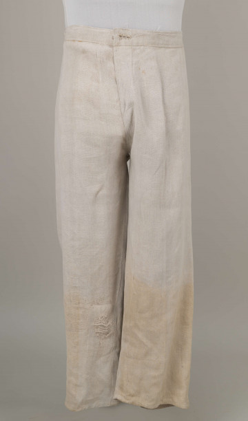 E/17371/ML - Spodnie lniane, szyte maszynowo. Pasek szer. 3,5 cm, dł. 96 cm, dł. rozporka 15 cm. Zapinane na guzik. 