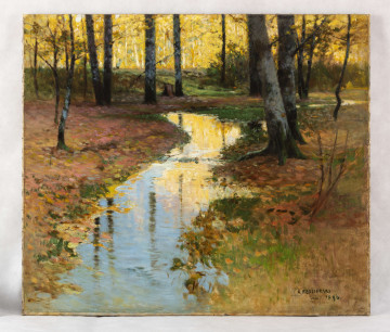 Pejzaż jesienny z krętą, wijącą się strugą na pierwszym planie. Ukazany wycinek lasu. Po obu stronach wody na barwnym, różowo-żółtym poszyciu szaro-czarne pnie drzew. Na drugim planie drzewa pokryte żółtymi liśćmi oświetlonymi jasnym blaskiem słonecznym. 