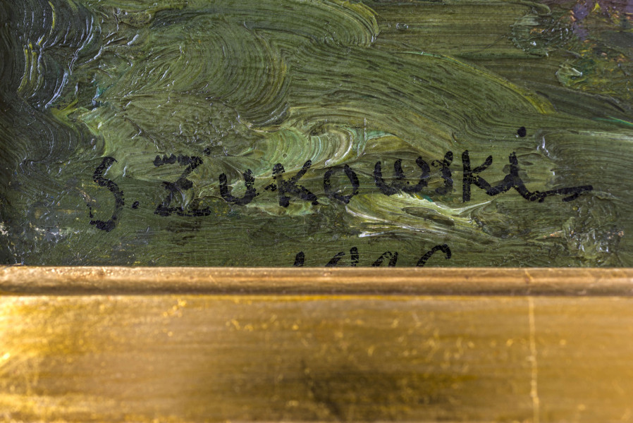 Na pierwszym planie wzburzone jezioro zalewające brzeg ze znajdującym się tu pomostem. W głębi, wzdłuż linii horyzontu widoczne są domy i drzewa, a z prawej strony biała bryła kościoła ze strzelistą wieżą i kopułą.