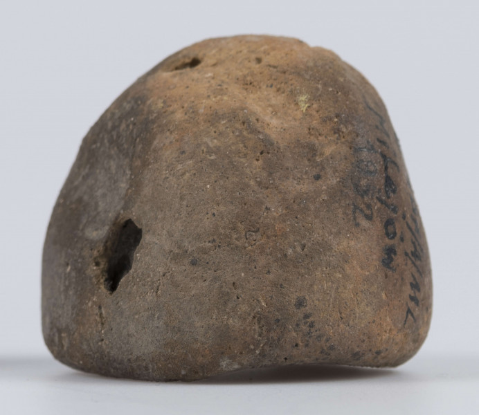 467/A/ML/1 - Naczynko miniaturowe, najprawdopobniej pełniące funkcję tygielka. Kształt półokragły, nieznacznie zwężający się ku wylewowi. Krawędź nierówna, płaska, łagodnie profilowana. Domieszka drobnoziarnista. 