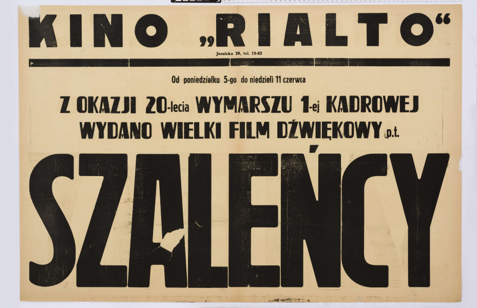 Na jasnym papierze w formacie prostokątnym druk zróżnicowanej wielkości czcionką. Afisz kina 