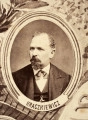 Fotografie w odcieniu sepii umieszczone na tle drzew i roślin, w centralnym miejscu postać kobiety ze sztandarem i aniołkami, wkomponowane widoki budowanej stacji, mostu kolejowego i lokomotywy. Największe zdjęcie w górnej, środkowej części bez podpisu, prawdopodobnie inż. głównej kolei nadwiślańskiej Tadeusz Chrzanowski lub jego następca Walery Titkow. Wśród podobizn pracownicy Biura Głównego Inżyniera: inż. Włodzimierz Stanisławski - pomocnik głównego inżyniera; inż. Feliks Kucharzewski -  pomocnik naczelnika biura; Feliks Kamocki - naczelnik kancelarii; Witold Lanci - naczelnik Wydz. Architektury; dr Wacław Lasocki- służba zdrowia; Władysław Radwan - sprawy zakupu gruntów; inż. Stanisław hr Scipio - projektant mostów kolejowych i jego współpracownicy: inż. Stefan Zieliński, inż. Maurycy Machalski, inż. Feliks Kucharzewski. Fotografia w passe - partout, za szkłem, oprawiona w drewnianą, profilowaną ramę.