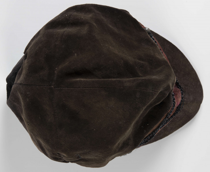 ML/MART/192 - Czapka szkolna Państwowego Gimnazjum Żeńskiego Heleny Czarnieckiej (rogatywka z daszkiem) w kolorze ciemnego brązu. Nad daszkiem ciemnobeżowy 