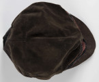 ML/MART/192 - Czapka szkolna Państwowego Gimnazjum Żeńskiego Heleny Czarnieckiej (rogatywka z daszkiem) w kolorze ciemnego brązu. Nad daszkiem ciemnobeżowy 