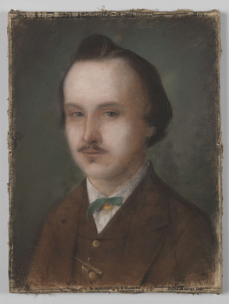R/6812/ML - Popiersie mężczyzny w stroju z okresu biedermeieru na ciemnozielonym tle. Mężczyzna ukazany 3/4 z lewej strony. Twarz owalna, czoło wysokie, oczy małe niebieskie, wzrok skierowany przed siebie, nos prosty, usta małe, zamknięte. Wąsy krótkie, jasnobrązowe. Pod dolną wargą, pośrodku, kozia bródka. Czoło, policzki, grzbiet nosa i broda mocno rozświetlone. Włosy krótkie, ciemne, zaczesane do tyłu. Widoczny lewy płatek ucha. Szyja krótka. Ubrany w białą koszulę z zieloną, wąską kokardką, ciemnobrązową kamizelkę z widocznymi dwoma guzikami, nad jednym ozdobna szpilka oraz marynarkę w tym samym kolorze co kamizelka.  