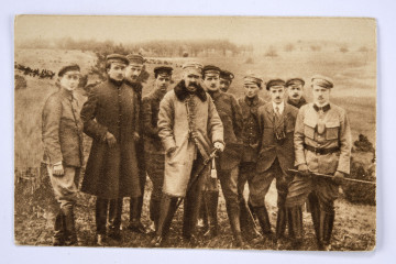 ML/H/2177/2 Pocztówka sepiowana - Komenda Naczelna Polskiej Organizacji Wojskowej na ćwiczeniach w 1917 r. (zdjęcie grupowe w plenerze). Ujęcie w poziomie.
AWERS: grupa mężczyzn (11 osób) w mundurach austriackich lub ubraniach cywilnych; wśród nich komendant Józef Piłsudski; postacie ustawione w rzędzie.
REWERS: czarna linatura z miejscem na korespondencje; w l. g. rogu nadruk w postaci odznaki pamiątkowej