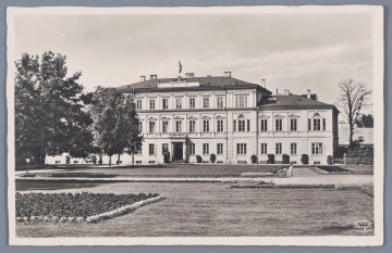 ML/H/320 - Pocztówka czarnobiała z widokiem na plac Litewski (Adolf Hitler Platz) w Lublinie w czasie okupacji hitlerowskiej. Na awersie od frontu dawny Pałac Rządu Gubernialnego. Główny korpus gmachu trzykondygnacyjny. Boczne skrzydła dwukondygnacyjne. Z lewej strony budynek zasłonięty drzewami. Na dachu zatknięta flaga. Na pierwszym planie trawniki i rabaty. Fotografia otoczona białym tłem. W p.d. rogu w owalu nazwa wydawnictwa „Stengel” naniesiona drukiem. Stylizowane na odręczne pismo litery w kolorze białym. Krawędzie karty nieregularne. Na rewersie w l.g. rogu tytuł pocztówki. U góry, pośrodku, powtórzone logo wydawnictwa. Pod nim pełna nazwa i adres wydawcy oddzielające pole na korespondencje od pola na adres. W l.d. rogu informacja o lubelskiej księgarni Karla J. Ludwiga kolportującej pocztówki. Napisy w języku niemieckim. W p.d. rogu nr wydawniczy serii (?). Napisy i linatura w kolorze czarnym. Brak śladów obiegu pocztowego. 