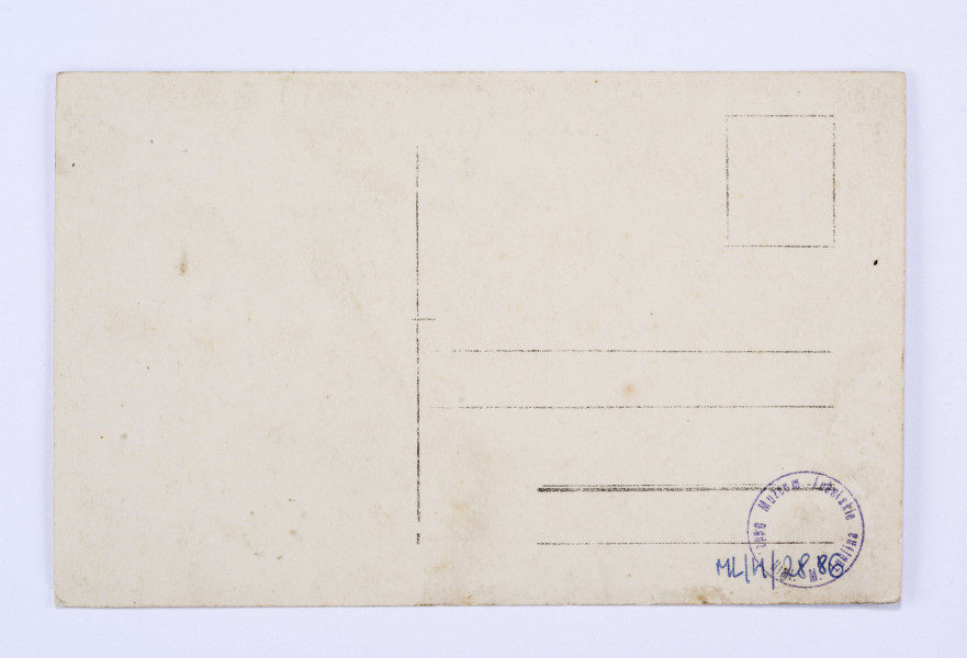 Pocztówka okolicznościowa z pogrzebu biskupa lubelskiego Franciszka Jaczewskiego
AWERS: Kondukt pogrzebowy na Krakowskim Przedmieściu, na przodzie duchowni, po bokach osoby cywilne, dalej trumna niesiona na podwyższeniu, wokół zgromadzony tłum; w tle fasady kamienic z szyldami reklamowymi (napisy w językach polskim i rosyjskim), na balkonach stoją postacie. Przy dolnej krawędzi napis informacyjny wykonany odręcznie (litery w białym kolorze). Po prawej stronie karty zostawione puste pole
REWERS: Czarna linatura z miejscem na adres, korespondencje oraz znaczek pocztowy; brak śladów obiegu pocztowego; brak informacji o wydawcy.