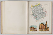 ML/H/650 - Okładka twarda, obklejona czerwonym płótnem, z wytłoczonym na złoto tytułem i ozdobami. Po lewej stronie popiersie kobiety bokiem, z wyciągniętą ręką trzymającą pędzel, poniżej kwiaty. W lewej części autor i tytuł, poniżej ozdobnik roślinny. Strona tytułowa przedstawia dwóch mężczyzn pochylonych nad mapą, w tle pejzaż wiejski z zamkiem na wzgórzu. Tytuł atlasu w wydzielonym, prostokątnym polu. Następna strona zawiera skorowidz i obiaśnienie znaków. Pierwsza z map to Mapa Ogólna Królestwa Polskiego z podziałem na gubernie i powiaty, następne to mapy powiatów. Na każdej stronie z mapą znajduja sie barwne grafiki z przedstawieniem zabytkowych budowli, typów ludowych, ruin, pejzaży. Do Atlasu dołączona luzem Mapa Guberni Lubelskiej, granice powiatu i wypełnienie błekitne.