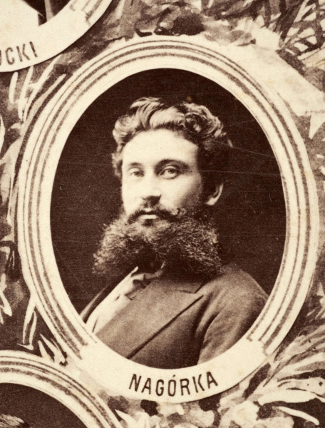 Fotografie w odcieniu sepii umieszczone na tle drzew i roślin, w centralnym miejscu postać kobiety ze sztandarem i aniołkami, wkomponowane widoki budowanej stacji, mostu kolejowego i lokomotywy. Największe zdjęcie w górnej, środkowej części bez podpisu, prawdopodobnie inż. głównej kolei nadwiślańskiej Tadeusz Chrzanowski lub jego następca Walery Titkow. Wśród podobizn pracownicy Biura Głównego Inżyniera: inż. Włodzimierz Stanisławski - pomocnik głównego inżyniera; inż. Feliks Kucharzewski -  pomocnik naczelnika biura; Feliks Kamocki - naczelnik kancelarii; Witold Lanci - naczelnik Wydz. Architektury; dr Wacław Lasocki- służba zdrowia; Władysław Radwan - sprawy zakupu gruntów; inż. Stanisław hr Scipio - projektant mostów kolejowych i jego współpracownicy: inż. Stefan Zieliński, inż. Maurycy Machalski, inż. Feliks Kucharzewski. Fotografia w passe - partout, za szkłem, oprawiona w drewnianą, profilowaną ramę.