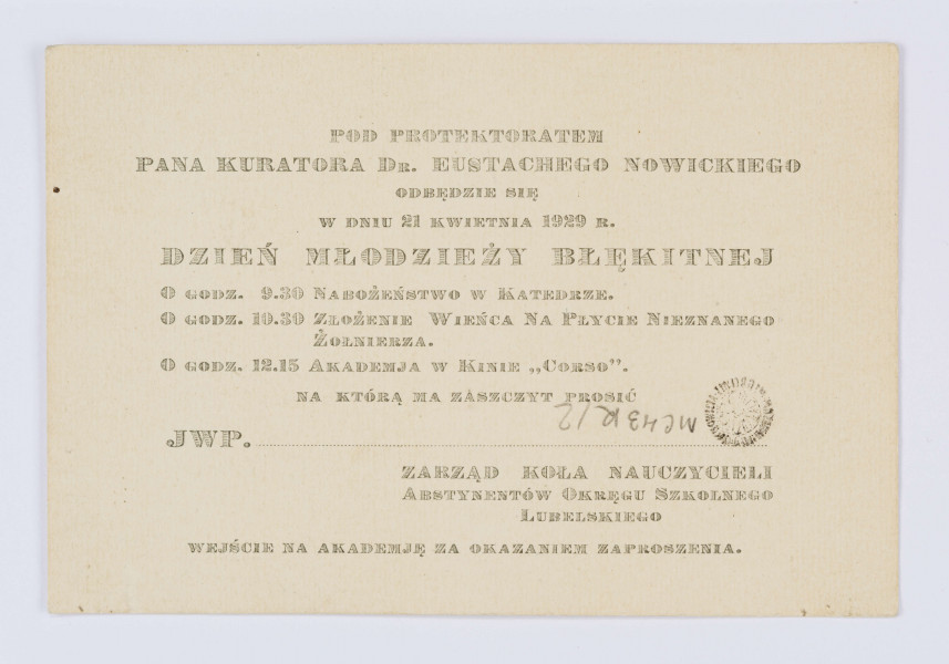 Rękopis Józefa Czechowicza, tekst zapisany czarnym ołówkiem na odwrocie kartonika (wym. 10 x 15 cm), na którym po stronie recto znajduje się drukowany formularz zaproszenia na 